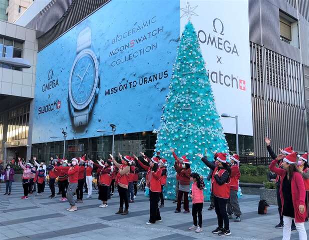 聖誕老人平安夜將到台中捷運車站報佳音