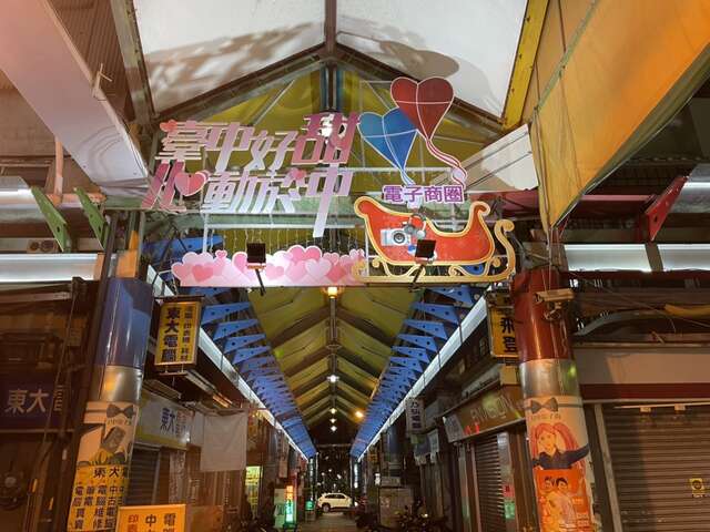 台中商圈設置藝術燈飾-拍照還有機會抽中iphone14