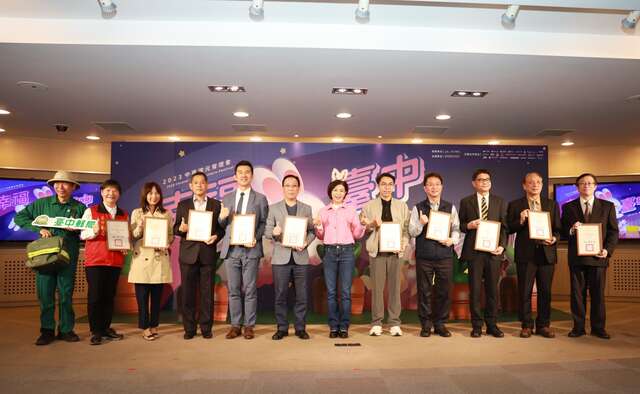 觀旅局表示-今年燈會也兼具疫後城市重生-經濟重振的意義-許多民間企業-自發參與共襄盛舉