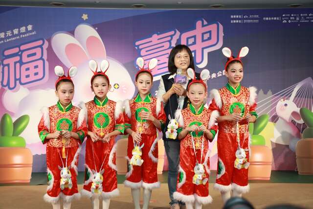 觀旅局長陳美秀說明-幸福台中-幸福的家人是快樂的-因此今年中台灣元宵燈會主題燈為-幸福台中happy兔