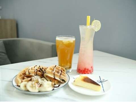 慶祝正式營運-即日起到此咖啡廳消費-出示google打卡評論-fb或ig分享貼文-即能獲得店家提供bwc烙印杯子蛋糕1份