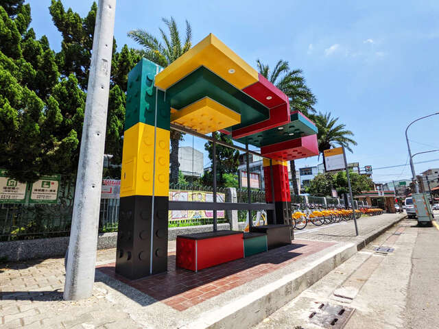 大里區瑞城國小前的積木公車候車亭-放大版的積木候車亭形成城市地景