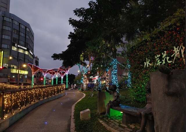 葫芦墩圳及软埤仔溪水净场展出灯饰