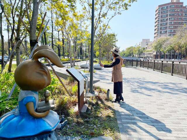 綠川興大段小兔結合互動導覽-歡迎民眾拍照互動