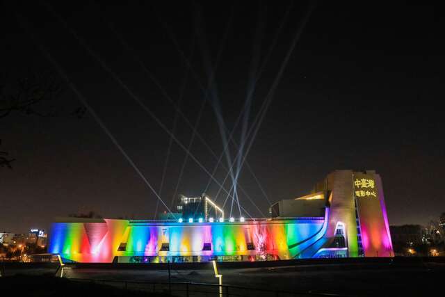 中台湾电影中心-投射五彩缤纷的炫彩灯光效果-与主灯区相互辉映-打造台中最美的天际线