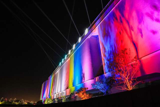 中台灣電影中心-投射五彩繽紛的炫彩燈光效果-打造台中最美的天際線
