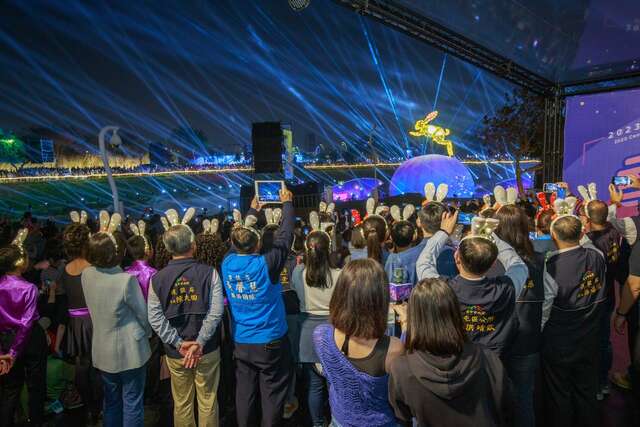 眾人觀賞主燈秀