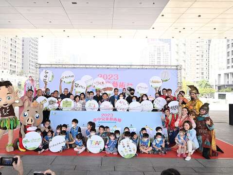 2023臺中兒童藝術節記者會-文化局施純福副局長與演出團隊代表-貴賓歡笑合影02