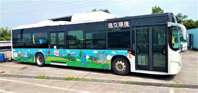 公车变身-绘-跑的美术馆-中市20辆彩绘公车上路