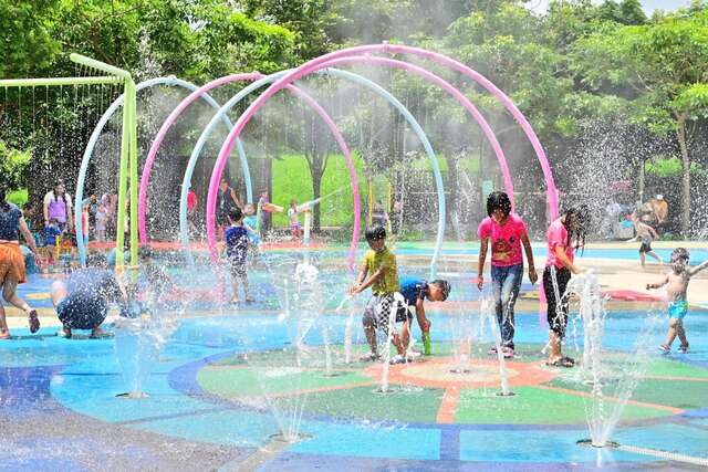 中科公園戲水區-小孩盡情放電