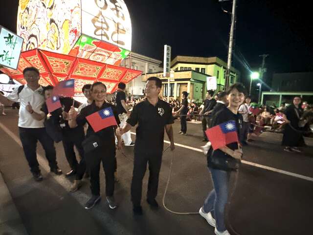 團員沿街向日本民眾致意-拉進中日雙方友誼_0