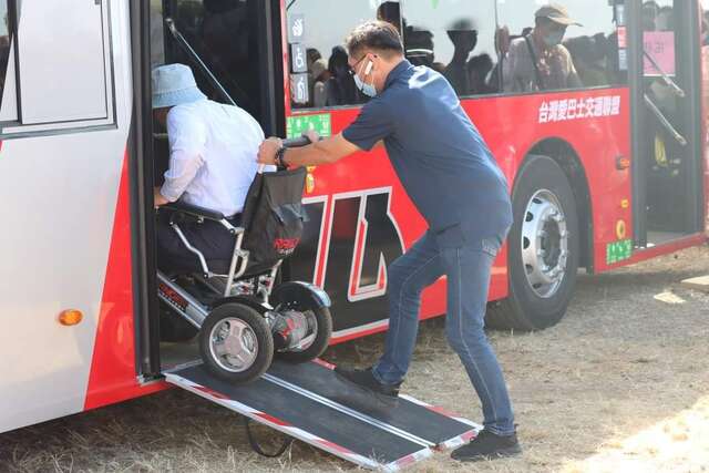 周末賞花民眾踴躍-交通局也於豐原及松竹線加派低地板公車提供無障礙接駁服務