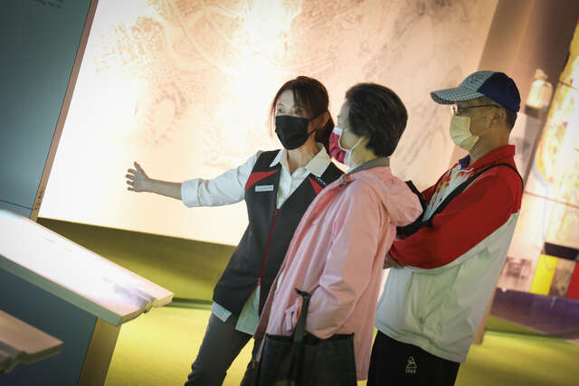 志工认真地向参访民众介绍-时光台中-两本时空之书-透过互动了解台中地景变迁