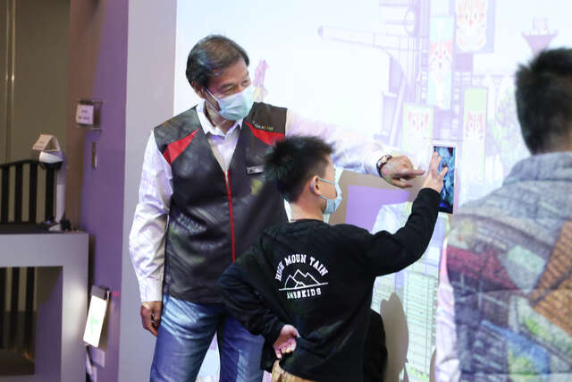 城市造梦-展区能请志工协助扫描自己手绘的作品投放至墙面-也能藉由展区的平板进行互动-2