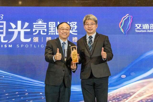 新社花海暨台中国际花毯节-荣获-最佳国旅潜力奖-中市府观旅局陈育正副局长代