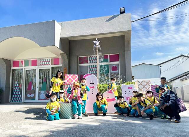 清水眷村文化园区圣诞主题墙深受小朋友喜爱