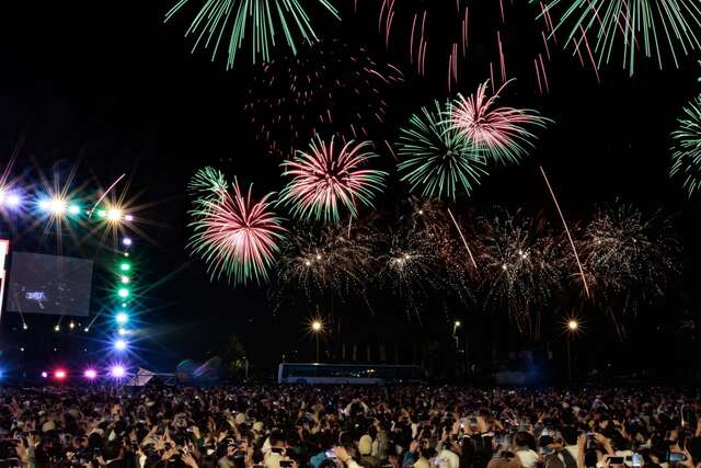 台中跨年煙火秀長達180秒_0
