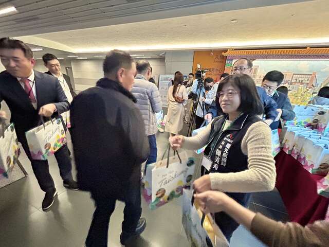 德威首航班機滿載2024年台中天空很熱鬧