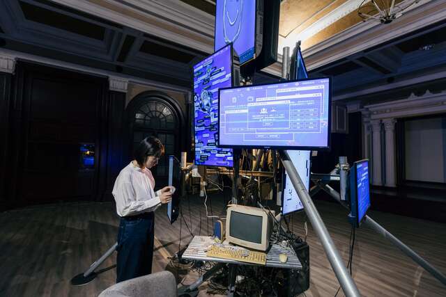 藝術家李明在充滿古典氛圍的中山廳創作-ai網咖