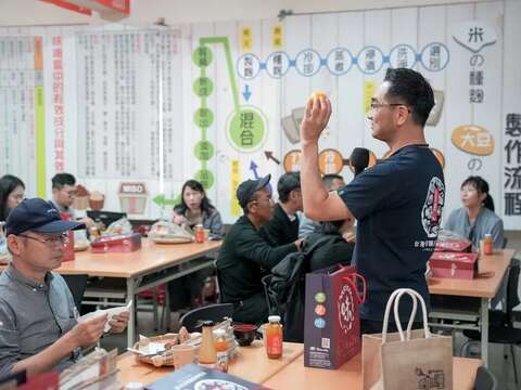 台灣味噌釀造文化館許立昇總經理推廣味噌知識-圖片來源-財團法人中衛發展中心