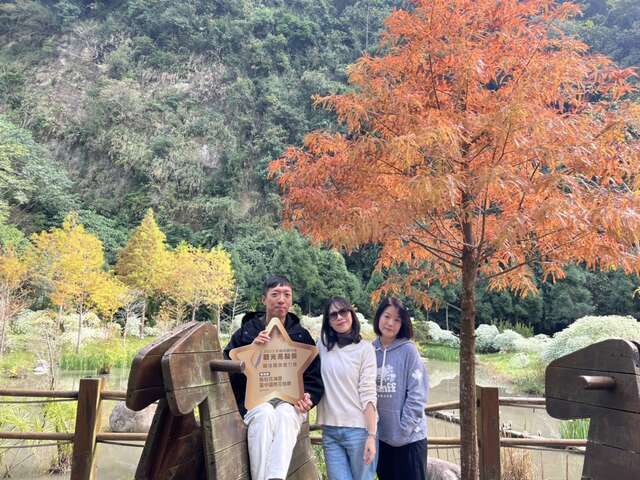 持觀光亮點獎手舉牌於新社安妮公主花園_0