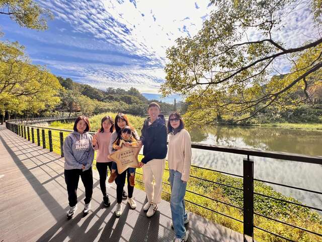 持觀光亮點獎手舉牌於雙翠潭-小路休閒農場-_0