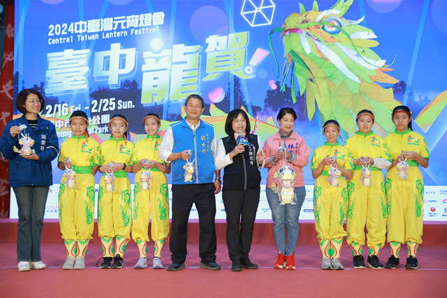 觀旅局長陳美秀說明-小提燈-馬卡龍-手拿龍珠-嘴含太陽餅-代表台中意象-十分可_0