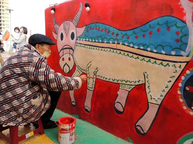 黃永阜先生以樸拙筆觸與繽紛色彩-將房舍彩繪成五顏六色-富有童心的美麗空間