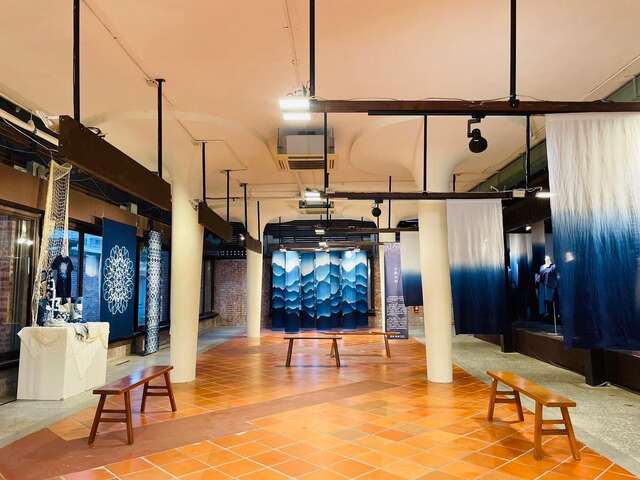藍染作品襯托出園區磚造建築古樸之美