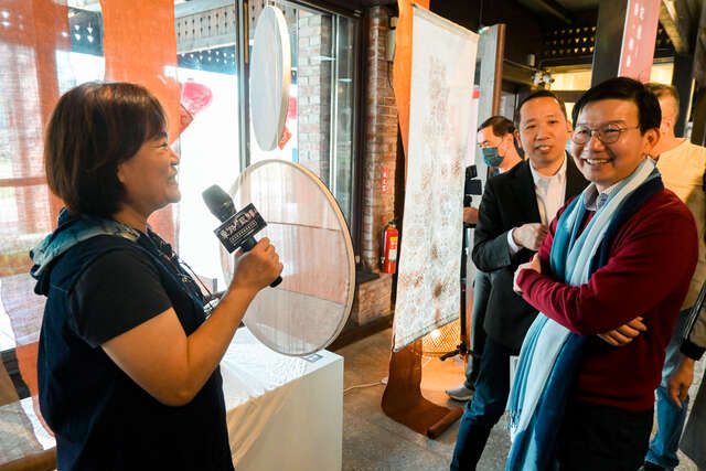 藍染大師為劉俊卿市府客委會主委江俊龍及貴賓們導覽作品