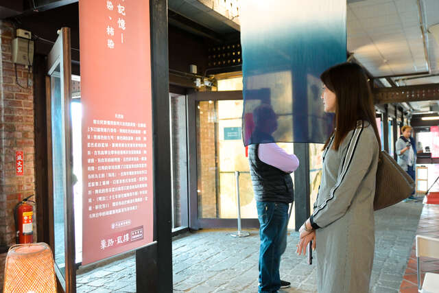 現場嘉賓民眾細細品味藍染作品