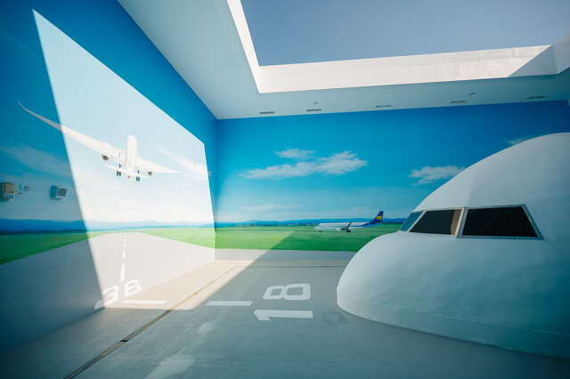 中央公園遊客中心以實體737客機打造飛機座艙及戶外機場跑道空間