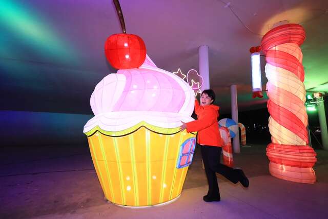 盧市長開心與燈飾合影