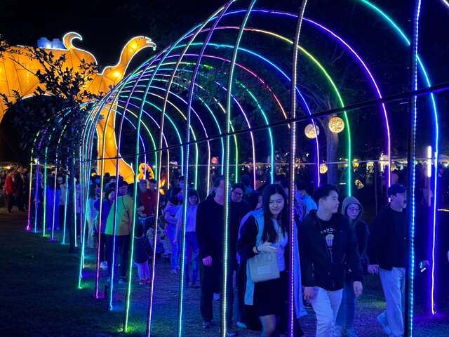 各式燈組吸引大批遊客參觀