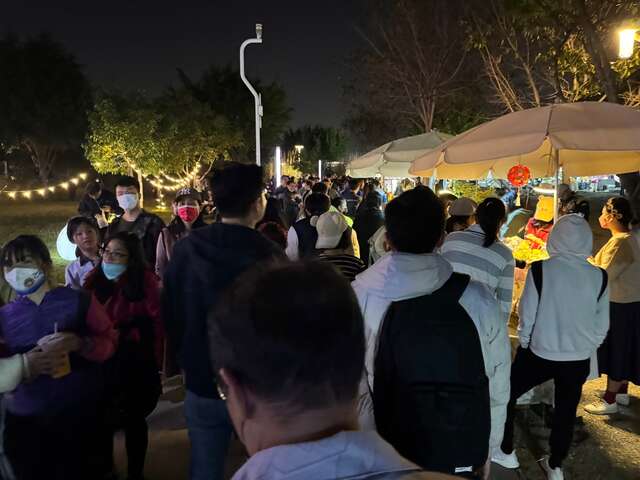 燈會現場主題市集人潮絡繹不絕