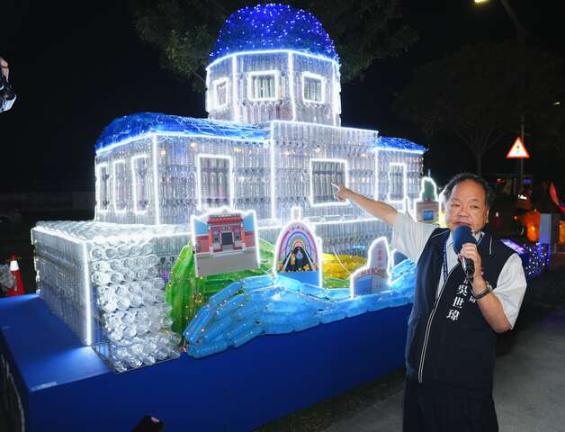 吳局長現場介紹各區特色燈組