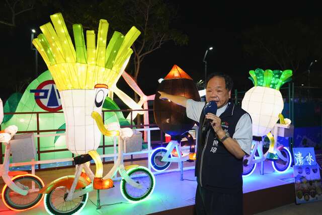 吳局長向大家導覽各區特色燈組