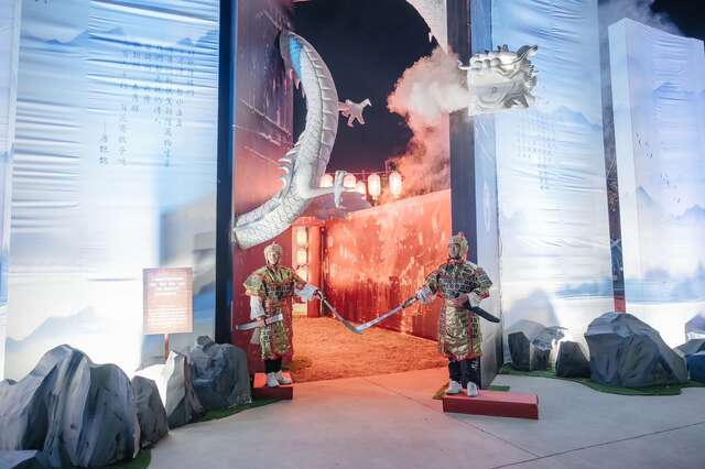 中央公園突現氣勢磅礡的白龍攀壁-迎賓龍門-入口-是民眾搶拍打卡的熱點