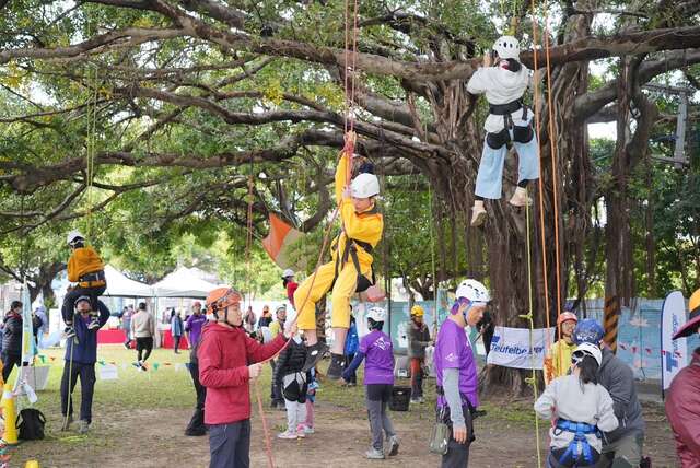 07教練協助下學生體驗攀樹活動2_0