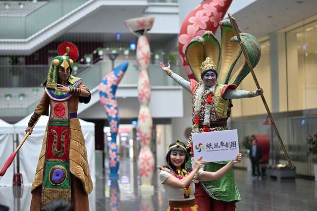 紙風車劇團-巫頂看世界-搶先亮相