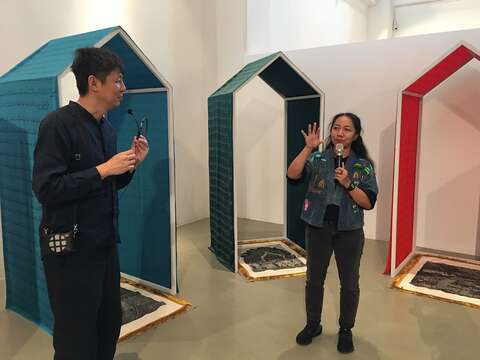 印尼艺术家费蒂里向民众介绍作品-阅读自然-维护生命-创作理念_0