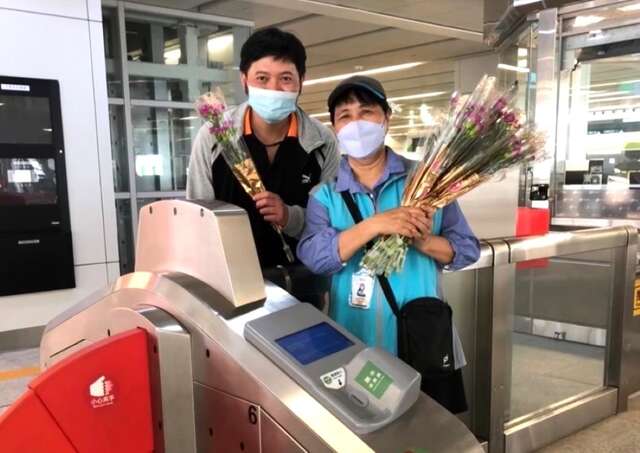 中捷公司将於母亲节赠送旅客康乃馨