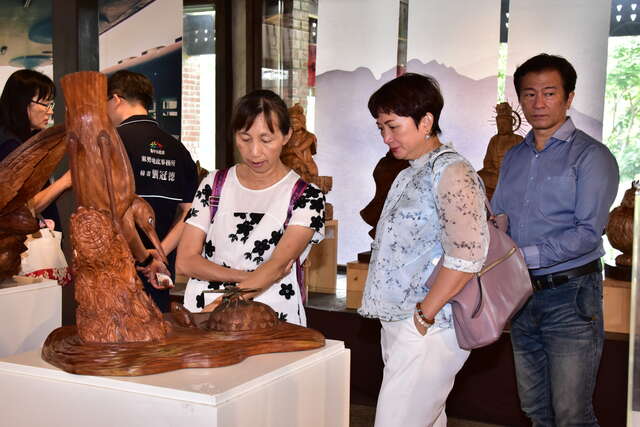 現場嘉賓民眾細細品味木雕作品