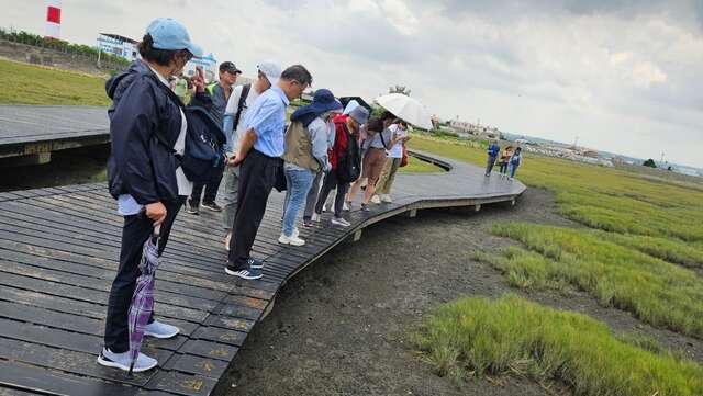 在高美濕地宣導生態保育重要性