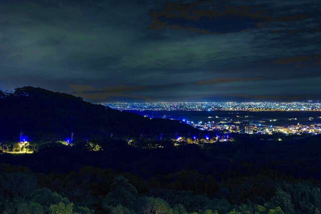 華南路的藍色柱頂燈已修復改善完成-民眾可在夜間欣賞藍色公路美麗的燈光景緻