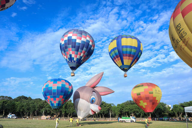 今年除有4颗热气球可体验升空-现场更展出巴西人气卡通小鸡-洛蒂多蒂-造型热气球-以及石冈在地吉祥物-水滴宝宝-等迷你热气球