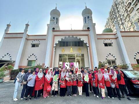 马来西亚穆斯林旅客走访清真寺