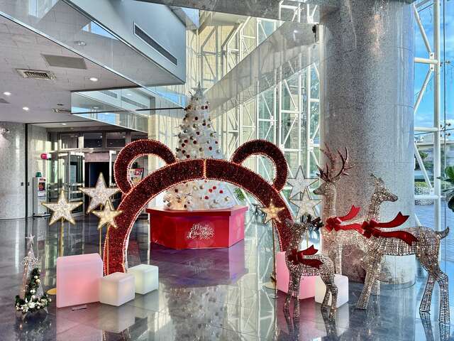 台中市屯区艺文中心有梦幻玫瑰圣诞树与熊熊拱门_0