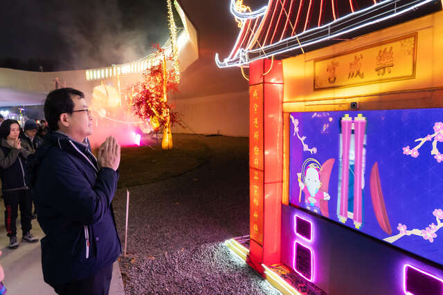 黃秘書長體驗民政局樂成宮互動燈組_0_0