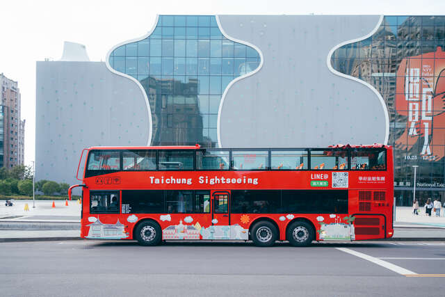 台中双层观光巴士行经台中歌剧院_0